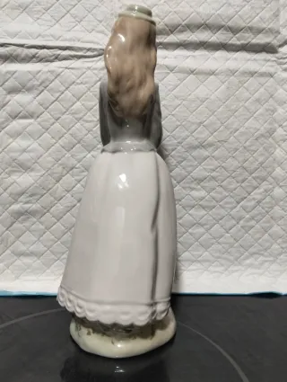 Figura porcelana dama con paraguas