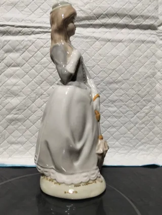 Figura porcelana dama con paraguas