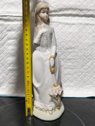 Figura porcelana dama con paraguas