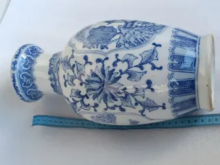 Jarrón porcelana azul y blanco pintado a mano