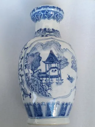 Jarrón porcelana azul y blanco pintado a mano