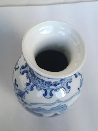 Jarrón porcelana azul y blanco pintado a mano