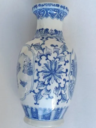 Jarrón porcelana azul y blanco pintado a mano