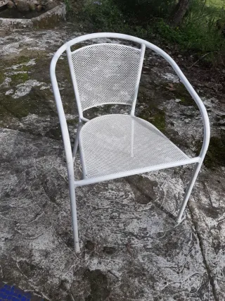 Mesa de jardín con mosaico azul y blanco