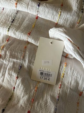 Vestido blanco con detalles multicolor