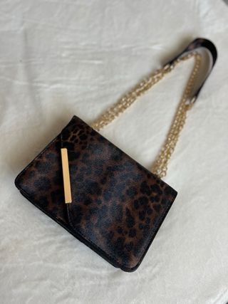 Bolso con estampado de leopardo y detalles dorados