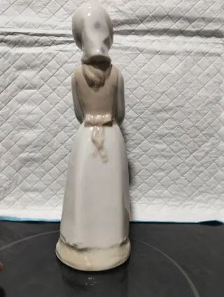 Figura de porcelana con flores