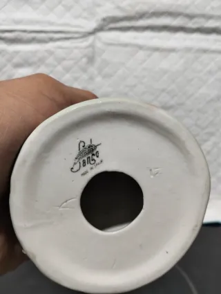 Figura de porcelana con flores