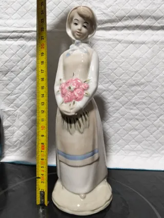 Figura de porcelana con flores