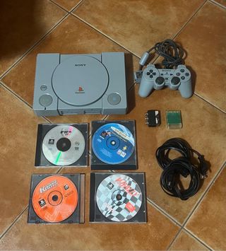 PlayStation 1 con 4 giochi e accessori