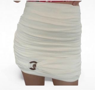 Falda blanca fruncida con detalle de anilla