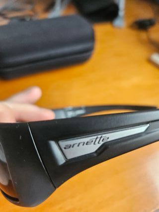 Gafas de sol Arnette negras y plata