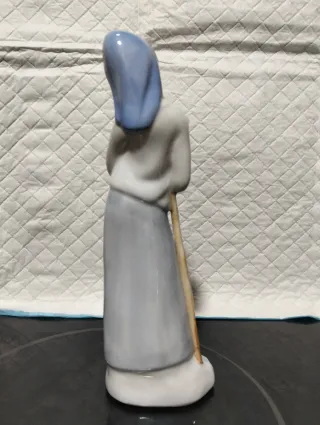 Figura de porcelana mujer con cayado