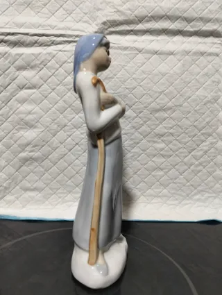 Figura de porcelana mujer con cayado