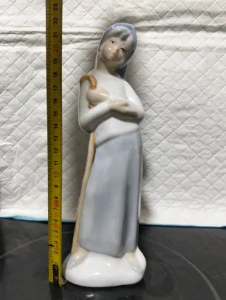 Figura de porcelana mujer con cayado