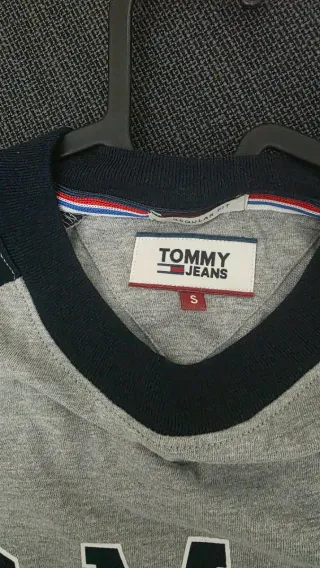 Camiseta Tommy Jeans Manga Larga Gris/Azul Talla L