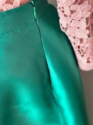 Falda de fiesta asimétrica de satén verde