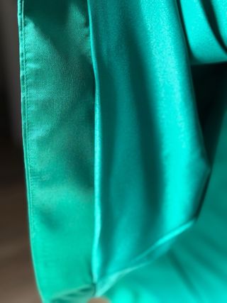 Falda de fiesta asimétrica de satén verde