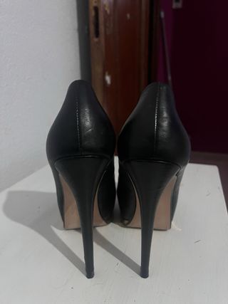 Zapatos de tacón alto negros y dorados