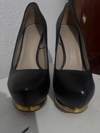 Zapatos de tacón alto negros y dorados
