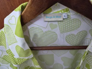 Blusa Beige & Blue Corazones Verde Talla L