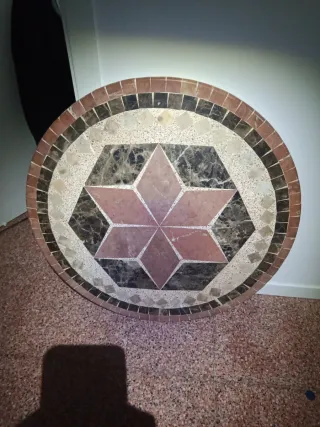 Mesa redonda de mármol y piedra