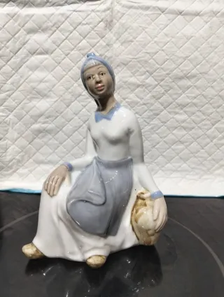 Figura de porcelana mujer con cántaro