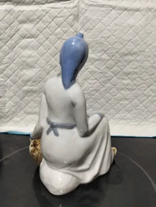 Figura de porcelana mujer con cántaro