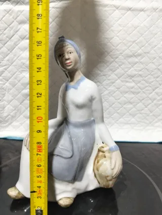 Figura de porcelana mujer con cántaro
