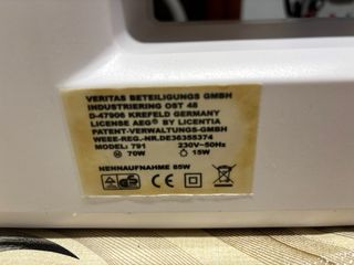 Máquina de coser AEG blanca y verde