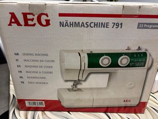 Máquina de coser AEG blanca y verde