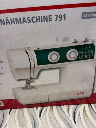 Máquina de coser AEG blanca y verde