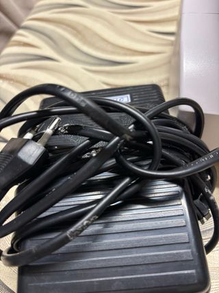 Máquina de coser AEG blanca y verde