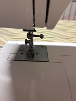 Máquina de coser AEG blanca y verde