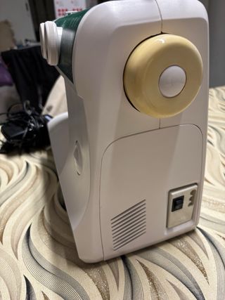 Máquina de coser AEG blanca y verde