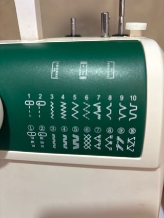 Máquina de coser AEG blanca y verde