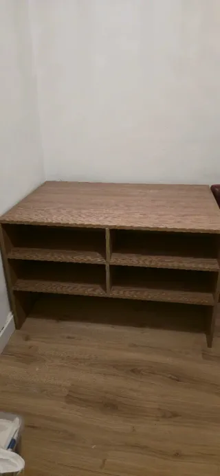 Mueble de madera con compartimentos