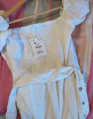 Vestido blanco escotado con cinturón