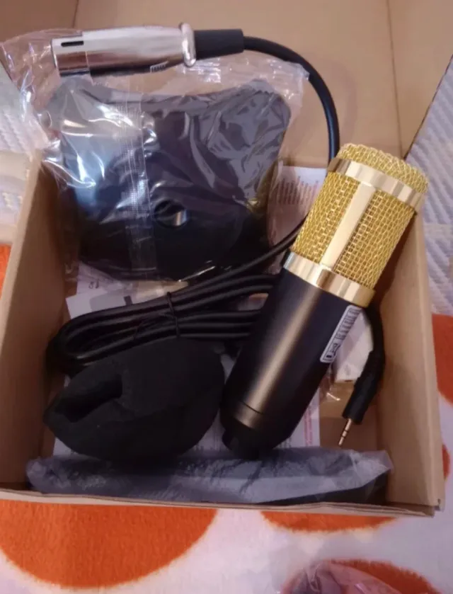 Micrófono de mesa dorado