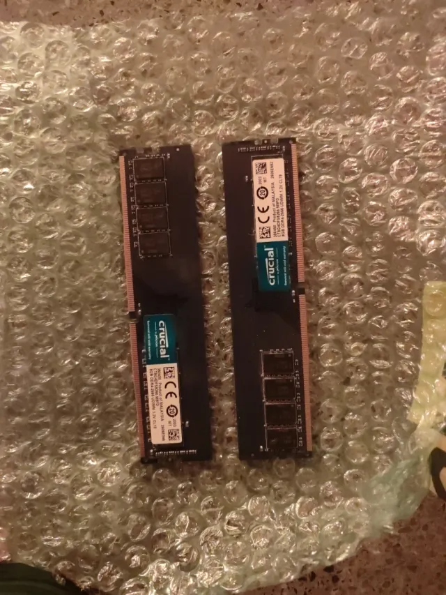 2x 8GB Crucial DDR4 RAM Módulos