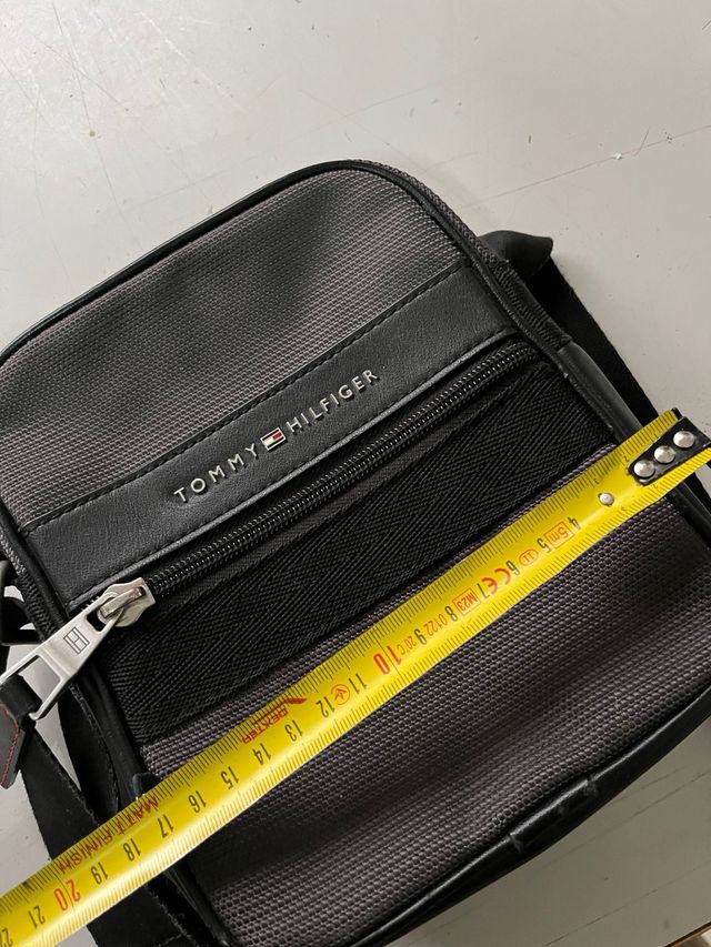 Bandolera Tommy Hilfiger Negra y Gris