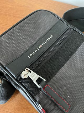 Bandolera Tommy Hilfiger Negra y Gris