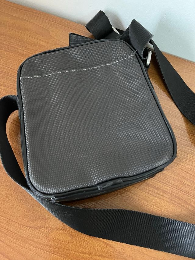 Bandolera Tommy Hilfiger Negra y Gris