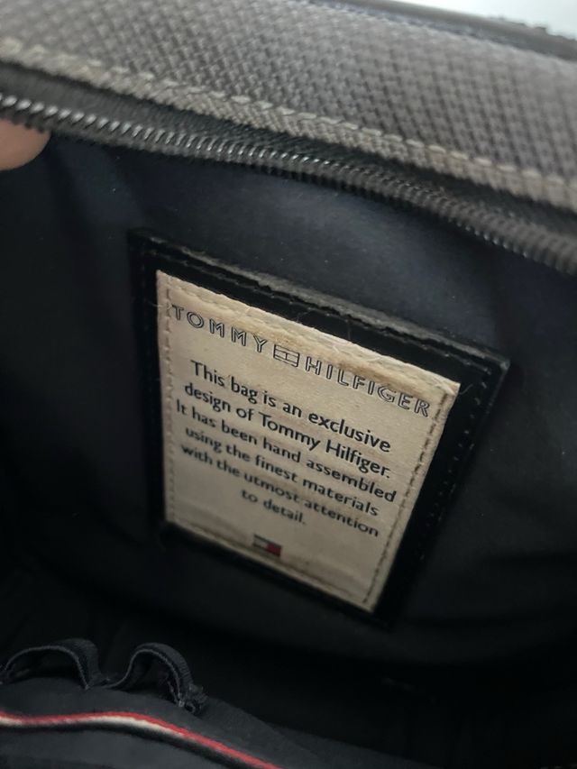 Bandolera Tommy Hilfiger Negra y Gris