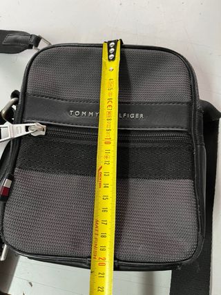 Bandolera Tommy Hilfiger Negra y Gris