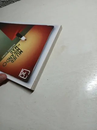 Mujer mirando al mar (Spanish Edition)