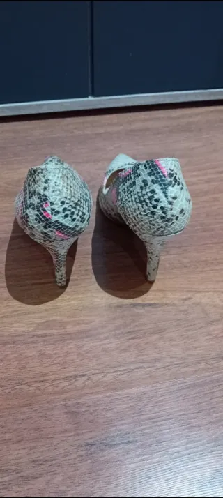 Zapatos de salón tacón estampado serpiente