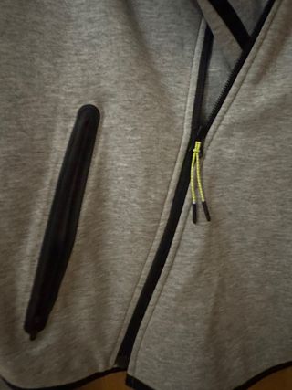 Chaqueta Nike Gris con Cremallera Asimétrica