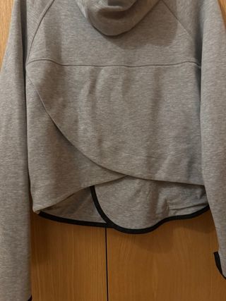 Chaqueta Nike Gris con Cremallera Asimétrica