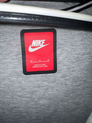 Chaqueta Nike Gris con Cremallera Asimétrica